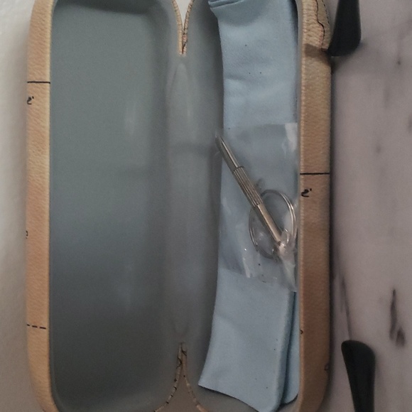 Glasses - Picture 6 of 9